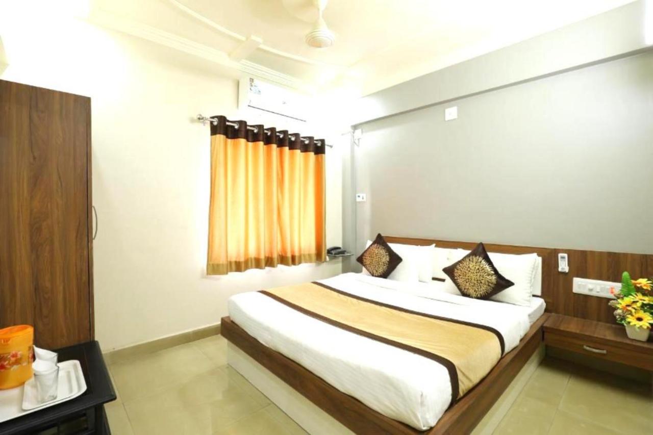 Hotel Loyal Residency Jamnagar Exterior photo