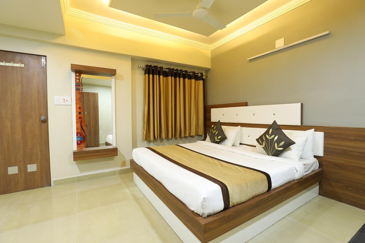 Hotel Loyal Residency Jamnagar Exterior photo