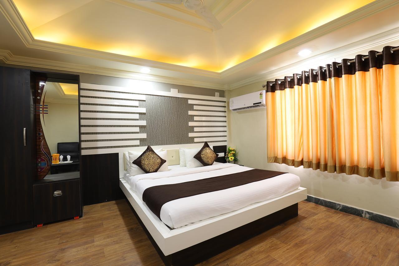 Hotel Loyal Residency Jamnagar Exterior photo