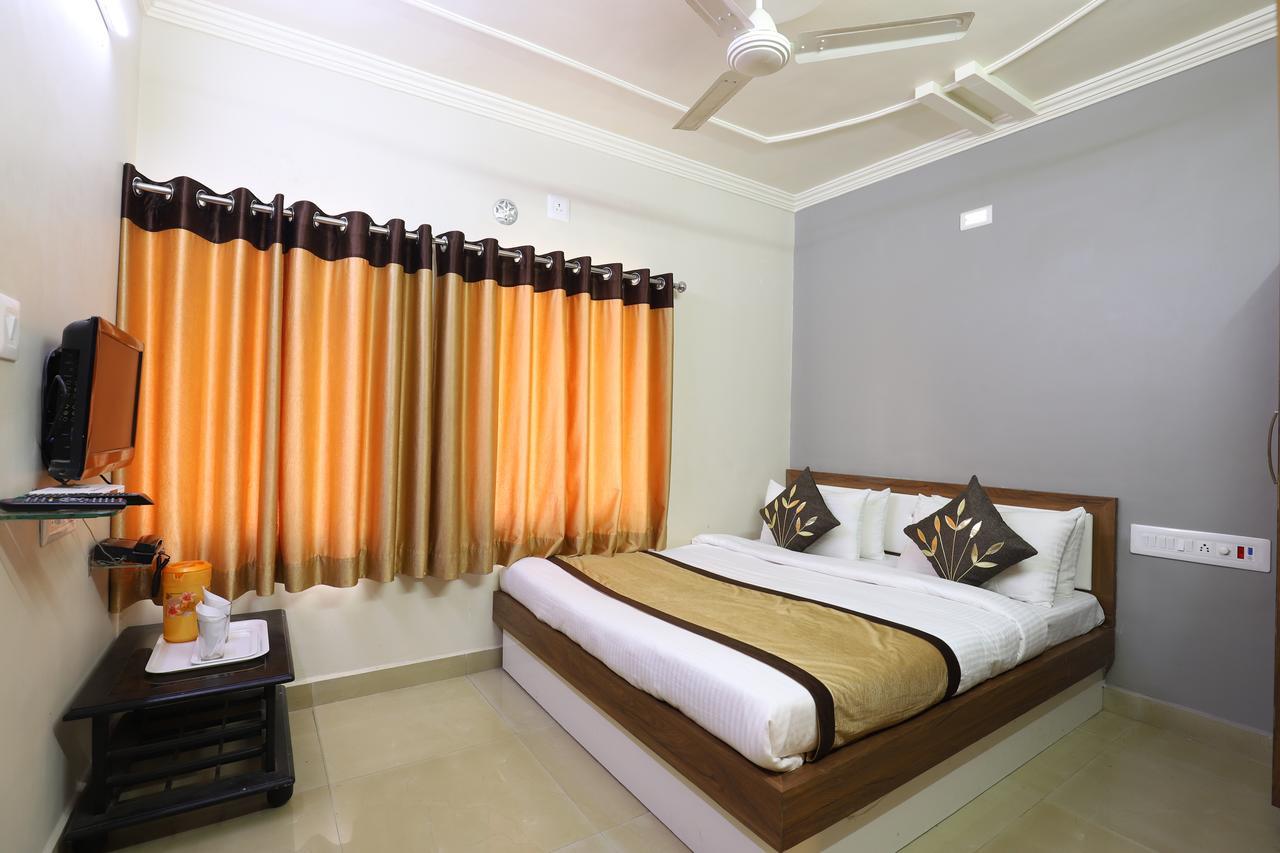 Hotel Loyal Residency Jamnagar Exterior photo