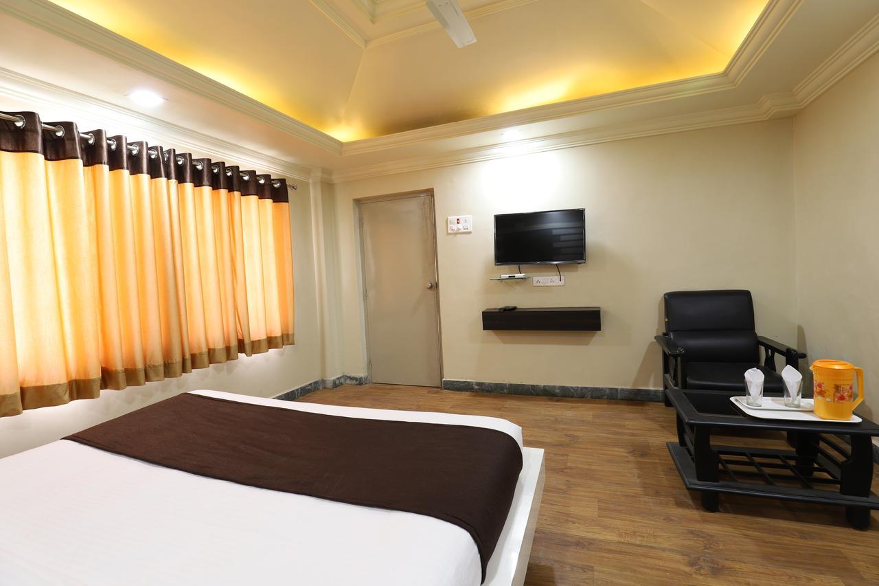 Hotel Loyal Residency Jamnagar Exterior photo