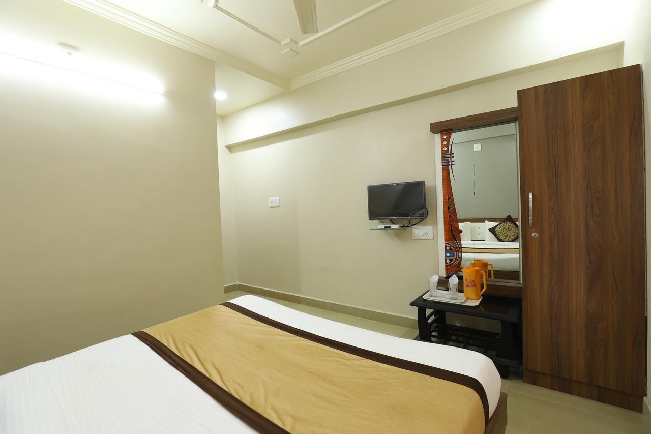 Hotel Loyal Residency Jamnagar Exterior photo